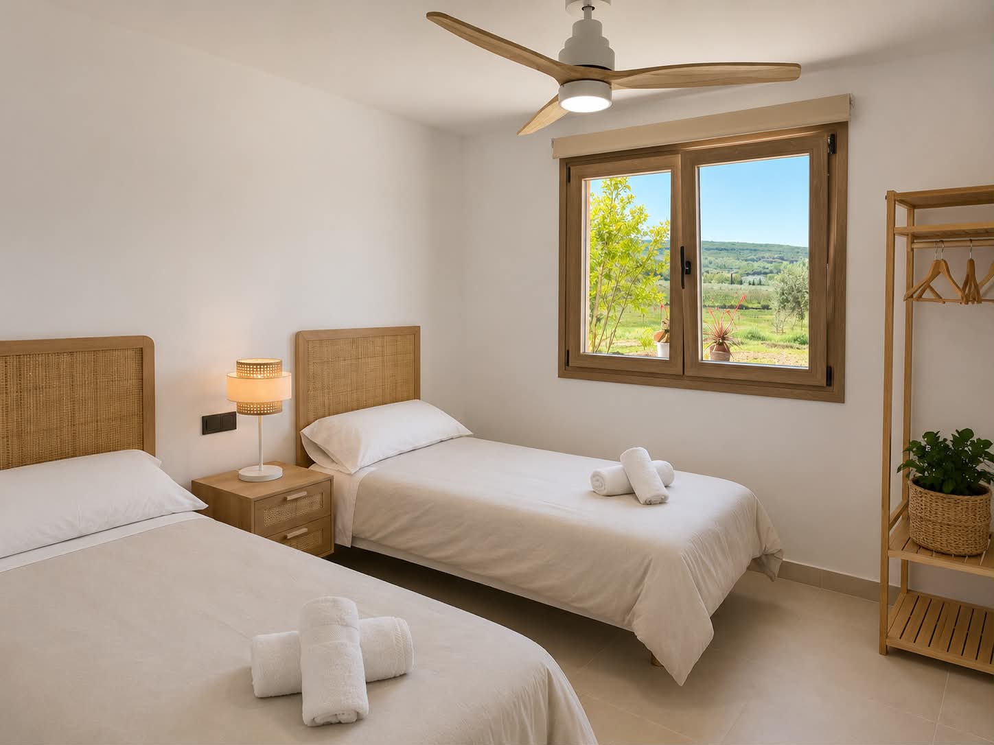 Habitación con dos camas individuales y vistas al campo