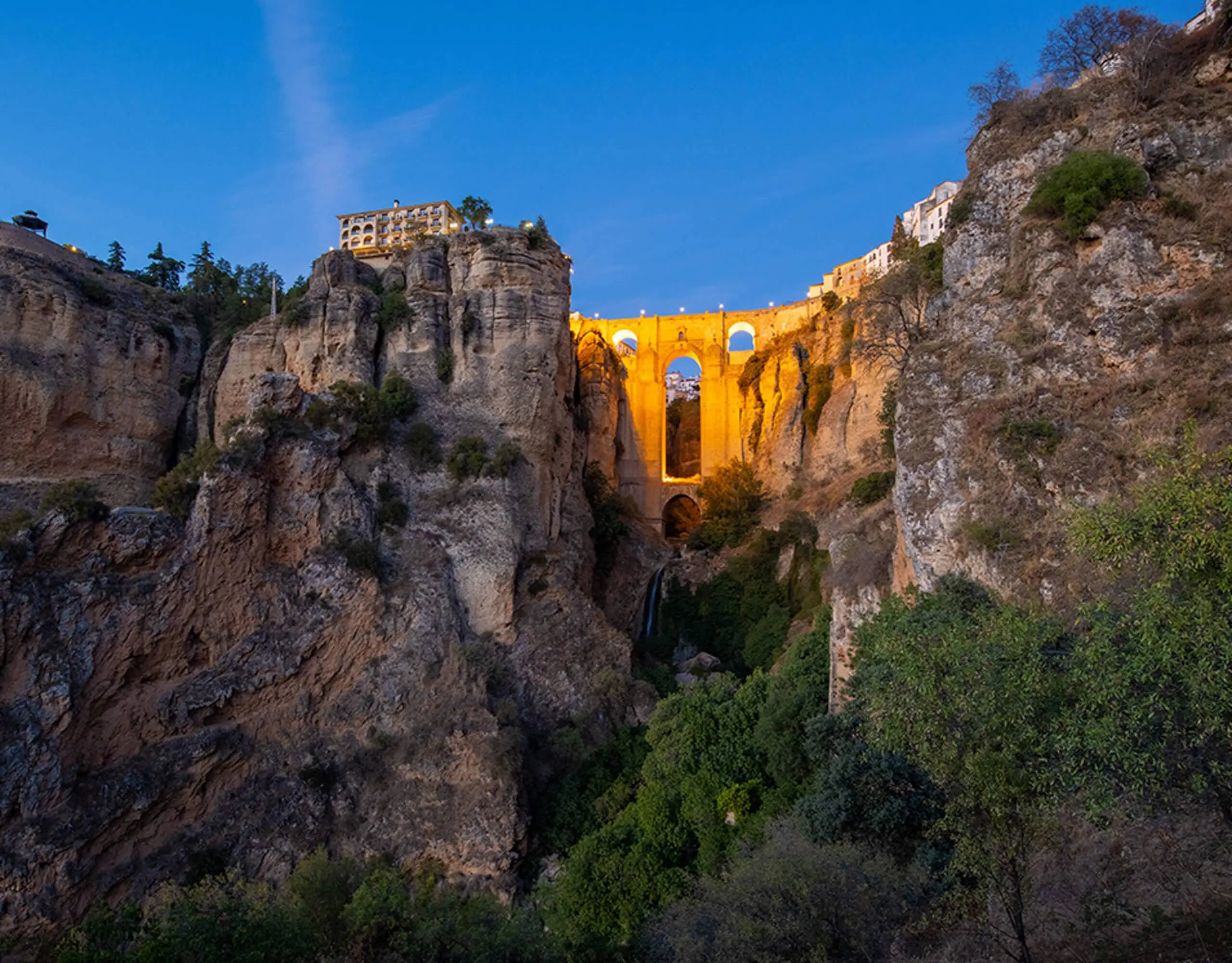 Vista del Puente Nuevo desde el fondo del Tajo