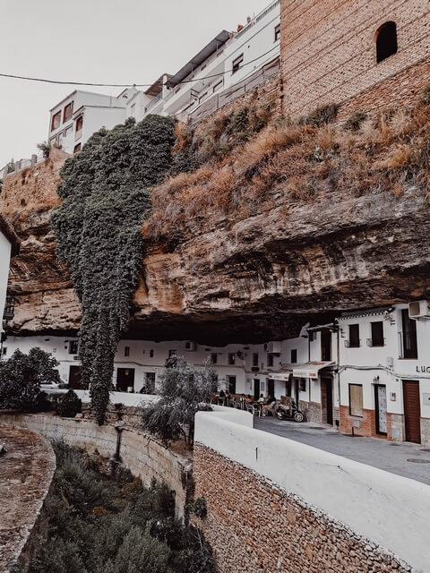 Calles Cuevas del Sol y de la Sombra en Setenil de las Bodegas